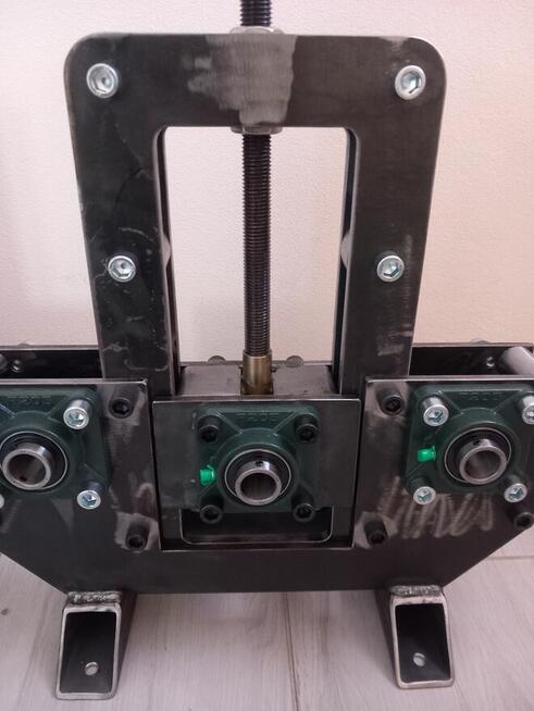 Gotowa, solidna rama giętarki do profili i rur stalowych.