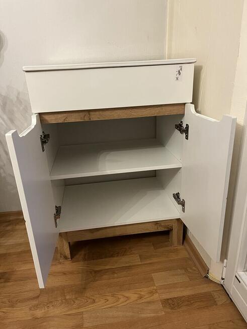 Sprzedam nowiutką szafkę stojącą z umywalką białą.