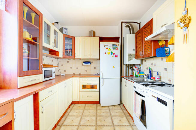 2 osobne pokoje + kuchnia, duży balkon. Turka