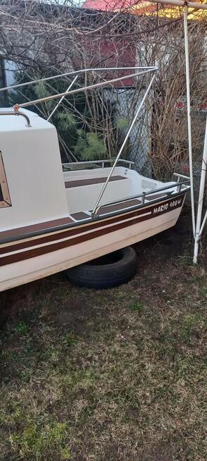 Łódka z kabiną i przyczepką w bardzo dobrym stanie