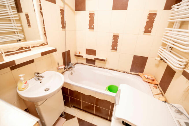 2 osobne pokoje + kuchnia, duży balkon. Turka