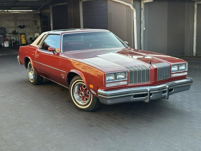 Oldsmobile Cutlass Supreme 1977 – Rocket 350 V8 T-Tops Czerwone Wnętrze