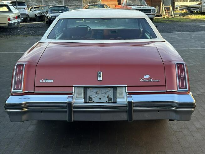 Oldsmobile Cutlass Supreme 1977 – Rocket 350 V8 T-Tops Czerwone Wnętrze