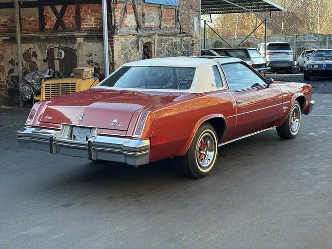 Oldsmobile Cutlass Supreme 1977 – Rocket 350 V8 T-Tops Czerwone Wnętrze