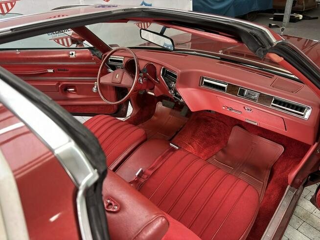 Oldsmobile Cutlass Supreme 1977 – Rocket 350 V8 T-Tops Czerwone Wnętrze