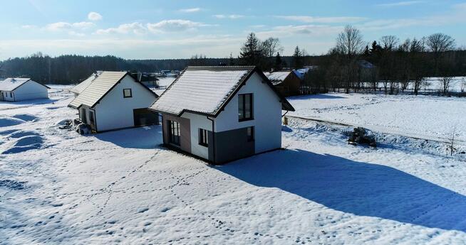 dom z dużymi przeszkleniami i potencjałem
