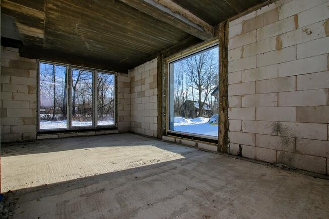 dom z dużymi przeszkleniami i potencjałem