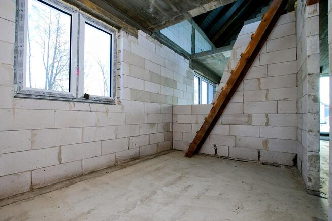 dom z dużymi przeszkleniami i potencjałem