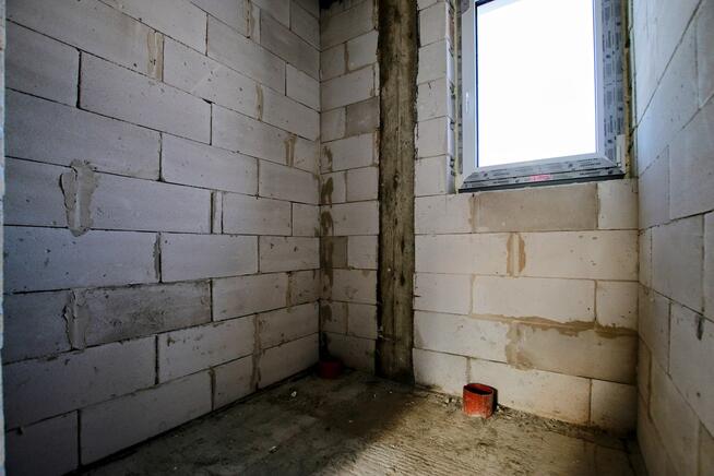 dom z dużymi przeszkleniami i potencjałem