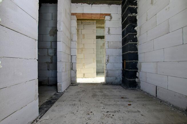 dom z dużymi przeszkleniami i potencjałem