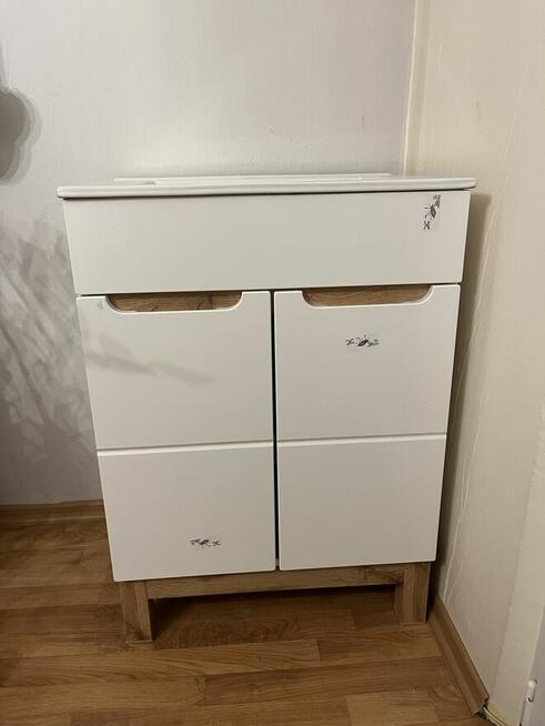 Sprzedam nowiutką szafkę stojącą z umywalką białą.