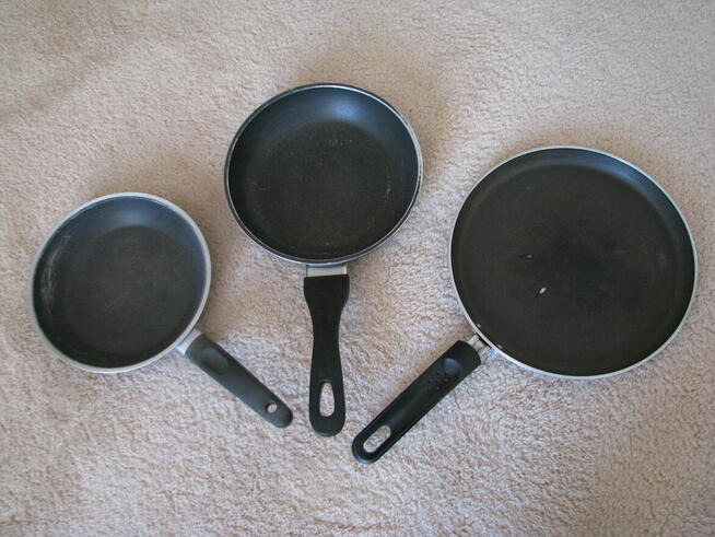 Emaliowane garnki pokrywki patelnie miski durszlak kosz fryt