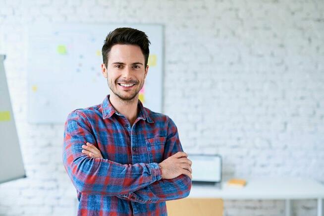 Pracownik w biurze Kadry dokumenty