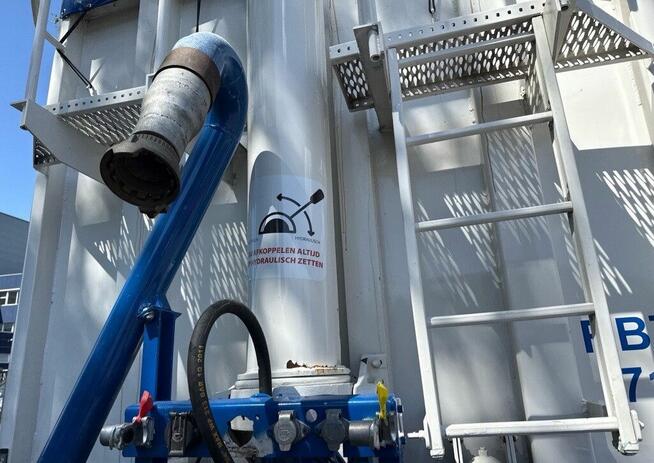 Naczepa z wydmuchem Wywrotka do paszy zboza sruty