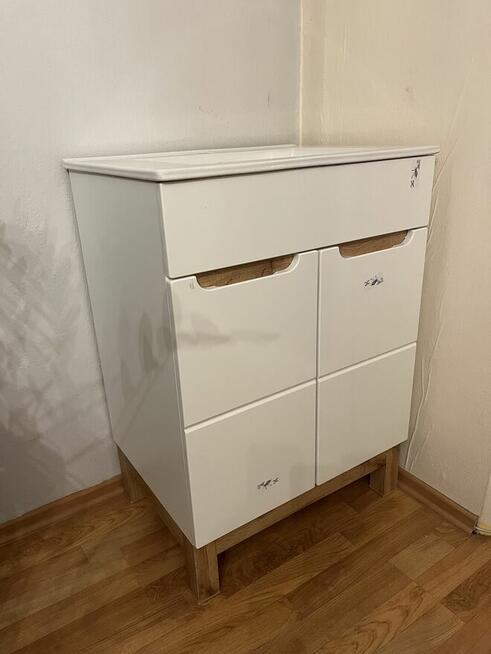 Sprzedam nowiutką szafkę stojącą z umywalką białą.