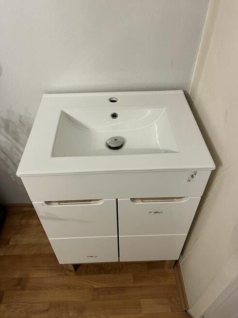 Sprzedam nowiutką szafkę stojącą z umywalką białą.