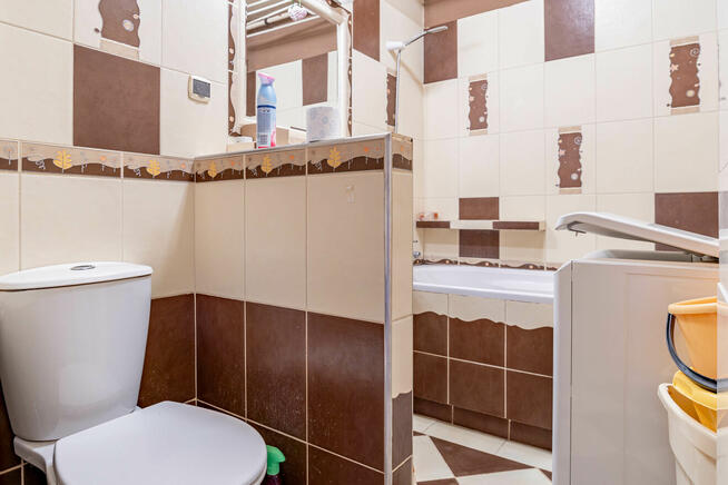 2 osobne pokoje + kuchnia, duży balkon. Turka