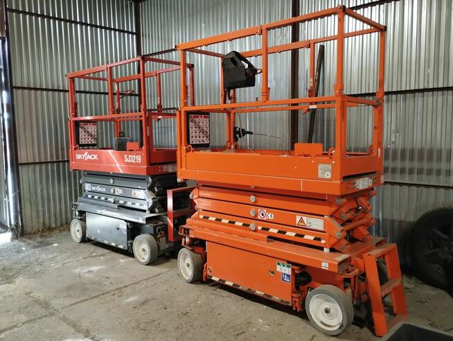 Podnośniki nożycowe SkyJack SJ3219 w pakiecie za 36 000 zł
