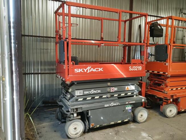 Podnośniki nożycowe SkyJack SJ3219 w pakiecie za 36 000 zł