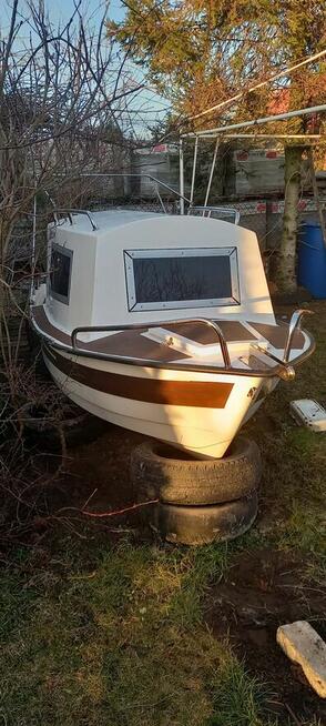 Łódka z kabiną i przyczepką w bardzo dobrym stanie