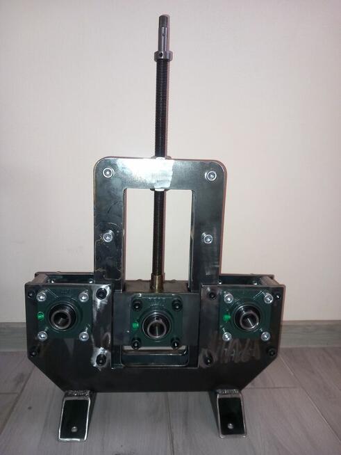 Gotowa, solidna, rama giętarki do profili i rur stalowych.