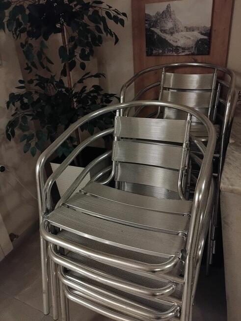 Ładne krzesła aluminiowe.