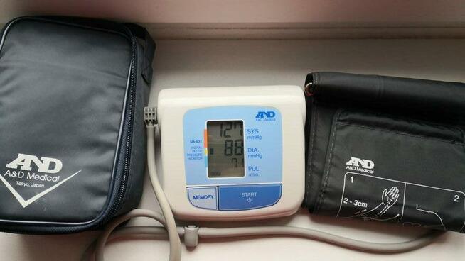 AND UA-631 Ciśnieniomierz automatyczny naramienny