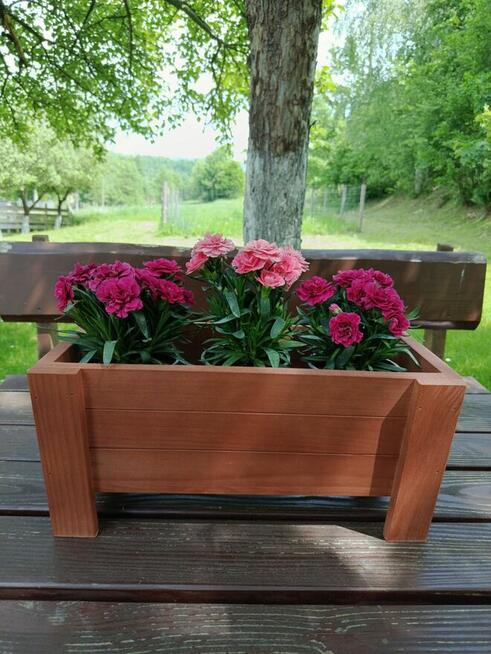 Drewniane skrzynki na kwiaty