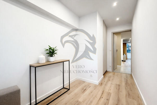 Wiesia w fartuchu w kratę stoi z wałkiem w ręku.