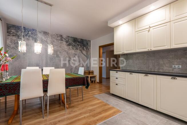 Funkcjonalny lokal usługowy z wygodnym mieszkaniem