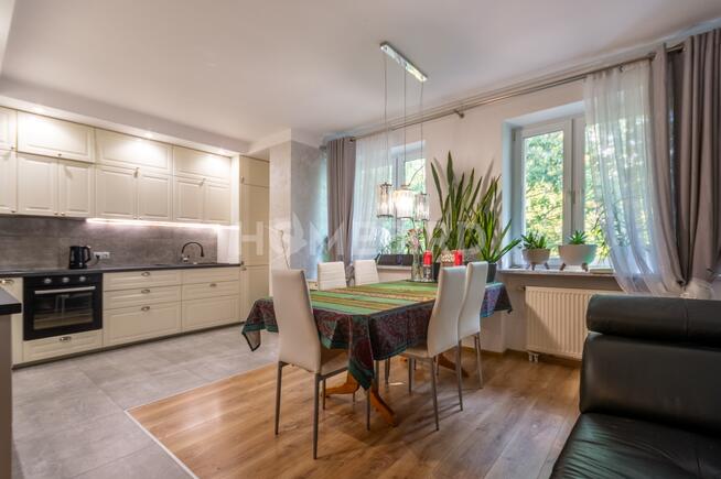 Funkcjonalny lokal usługowy z wygodnym mieszkaniem