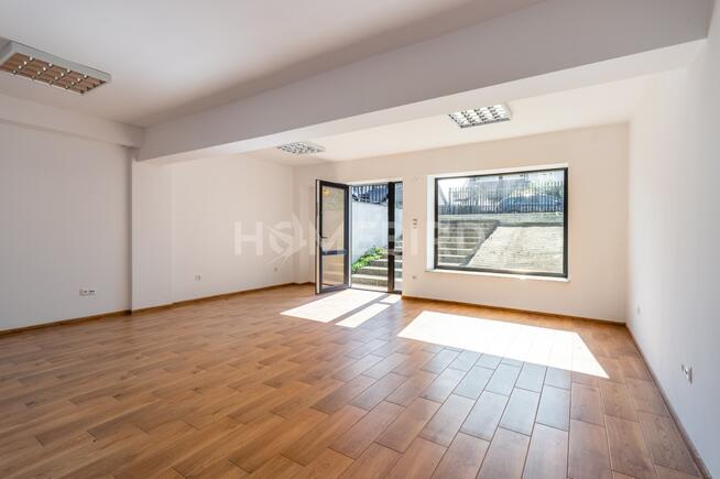 Funkcjonalny lokal usługowy z wygodnym mieszkaniem