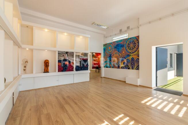 Funkcjonalny lokal usługowy z wygodnym mieszkaniem