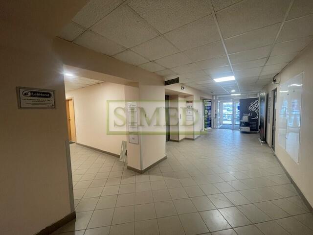 Małe tanie biuro ochrona winda parking