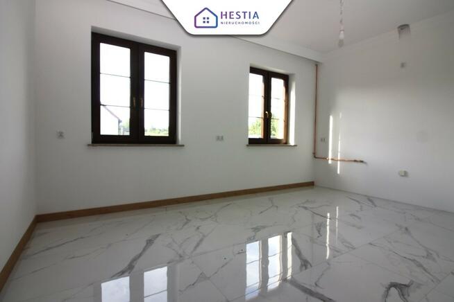 Na sprzedaż nowy dom w stylu dworkowym