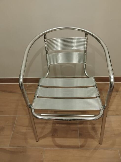 Ładne krzesła aluminiowe.