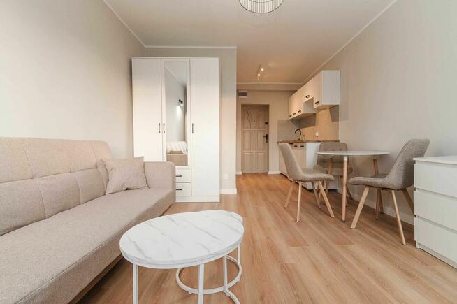 Kawalerka po generalnym remoncie, balkon WYPOSAŻONA