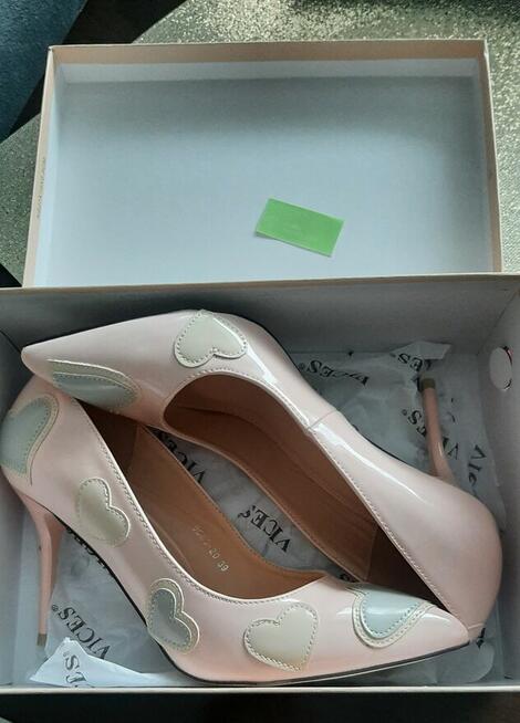 Piękne nowe czółenka rozm.39