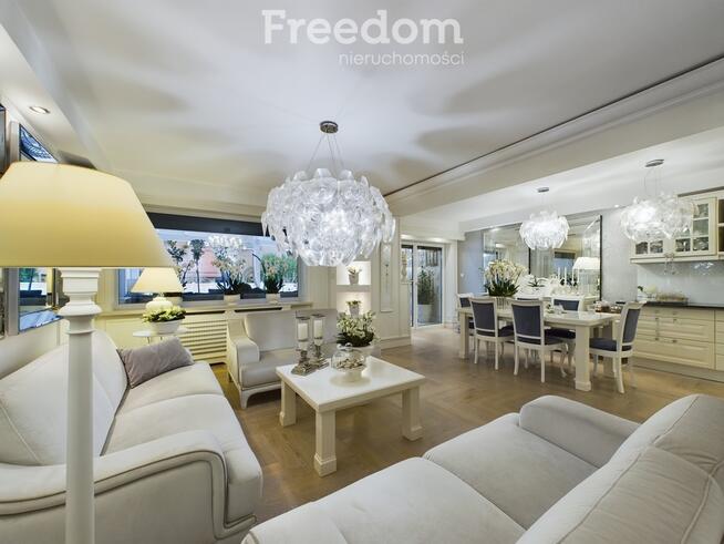 Dom z pełnym wyposażeniem, tarasem i ogródkiem.