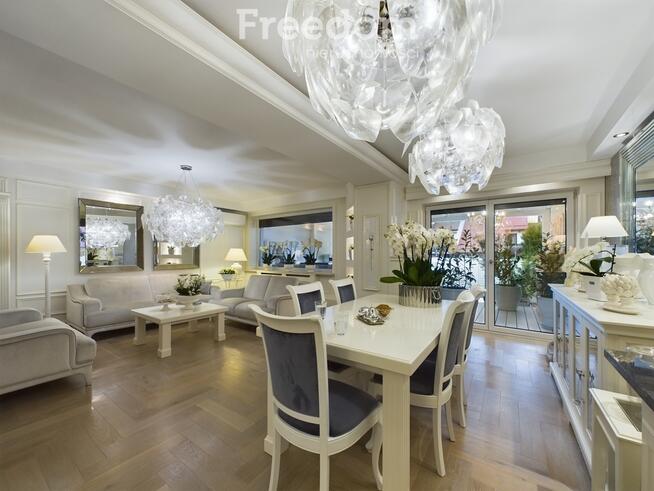 Dom z pełnym wyposażeniem, tarasem i ogródkiem.