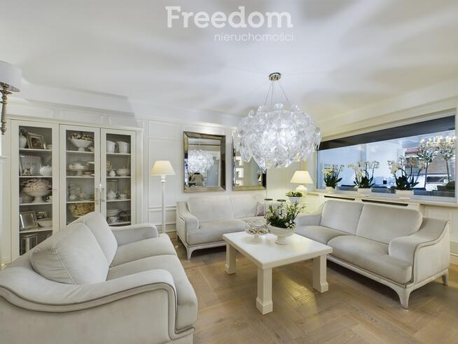 Dom z pełnym wyposażeniem, tarasem i ogródkiem.