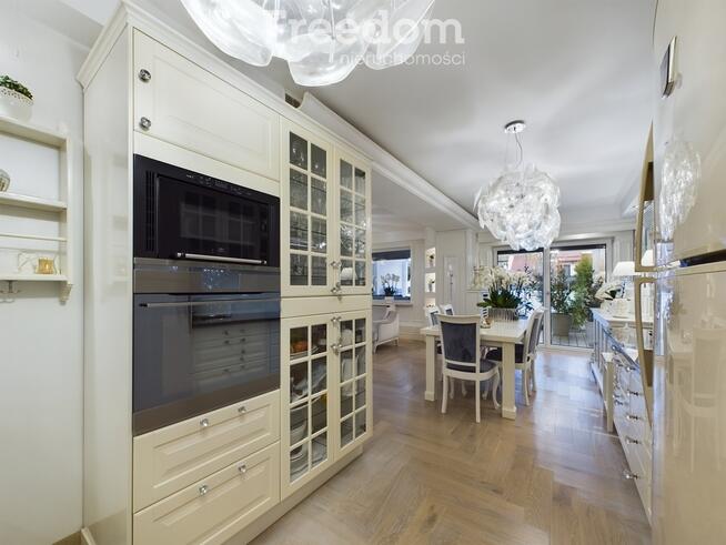 Dom z pełnym wyposażeniem, tarasem i ogródkiem.