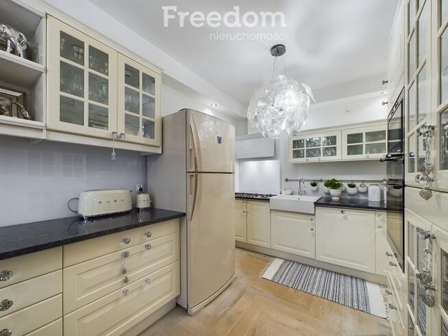 Dom z pełnym wyposażeniem, tarasem i ogródkiem.