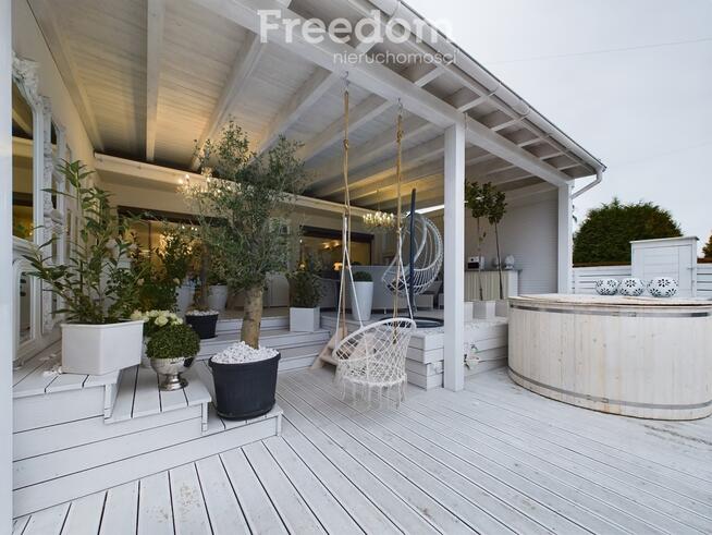 Dom z pełnym wyposażeniem, tarasem i ogródkiem.