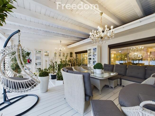 Dom z pełnym wyposażeniem, tarasem i ogródkiem.