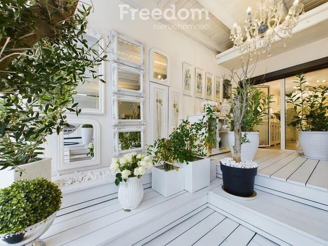 Dom z pełnym wyposażeniem, tarasem i ogródkiem.