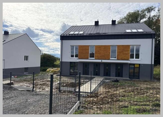 Nowe mieszkanie dwupoziomowe z widokiem na góry.