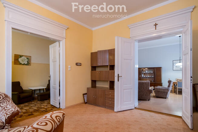 Duże mieszkanie w pięknej kamienicy blisko jeziora