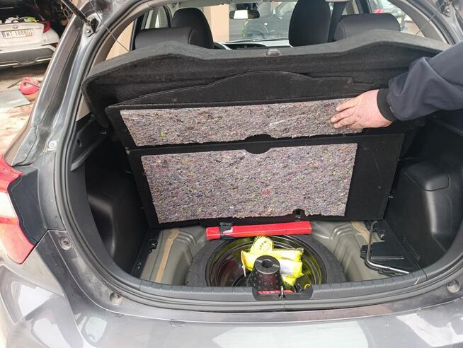 Sprzedam Yaris z niskim przebiegiem