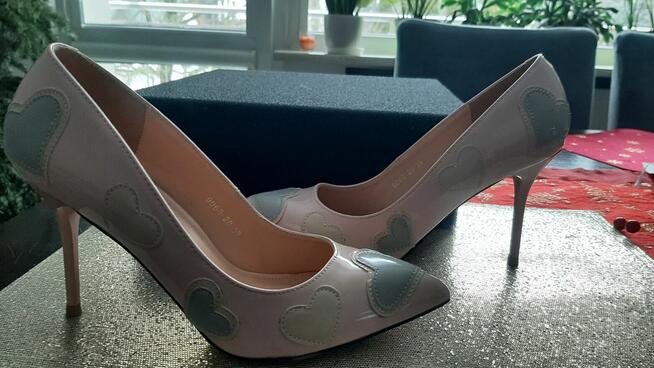 Piękne nowe czółenka rozm.39